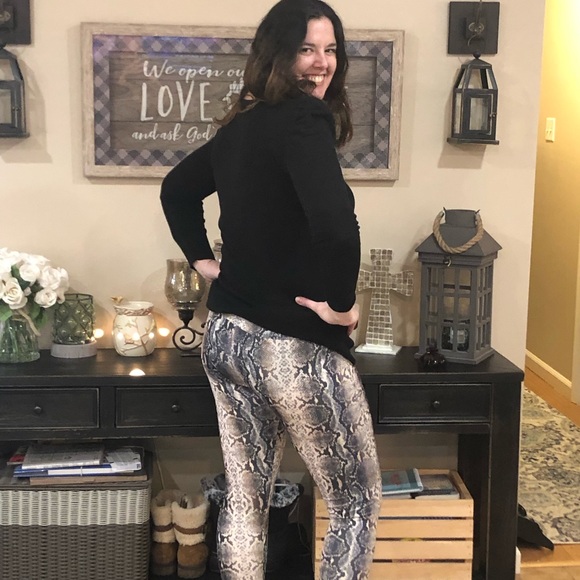 High Waisted Snakeskin Leggings 💋 - Picture 7 of 7